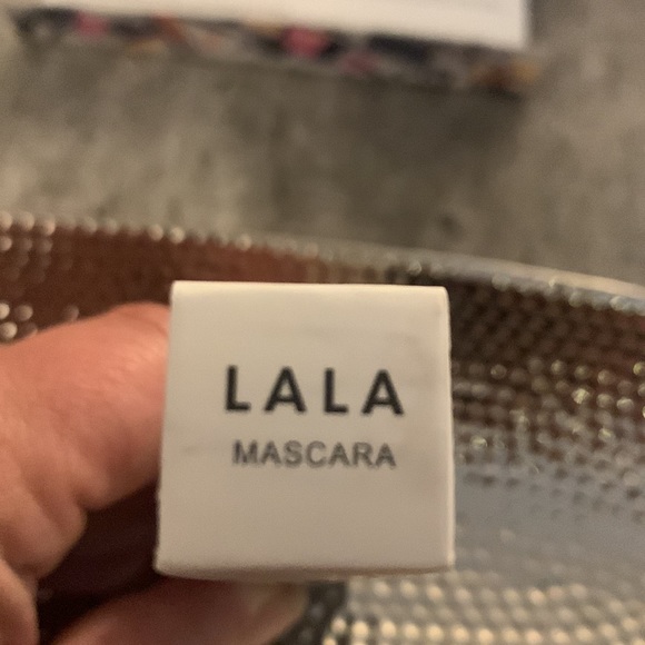 #Give them Lala mascara - Picture 4 of 5